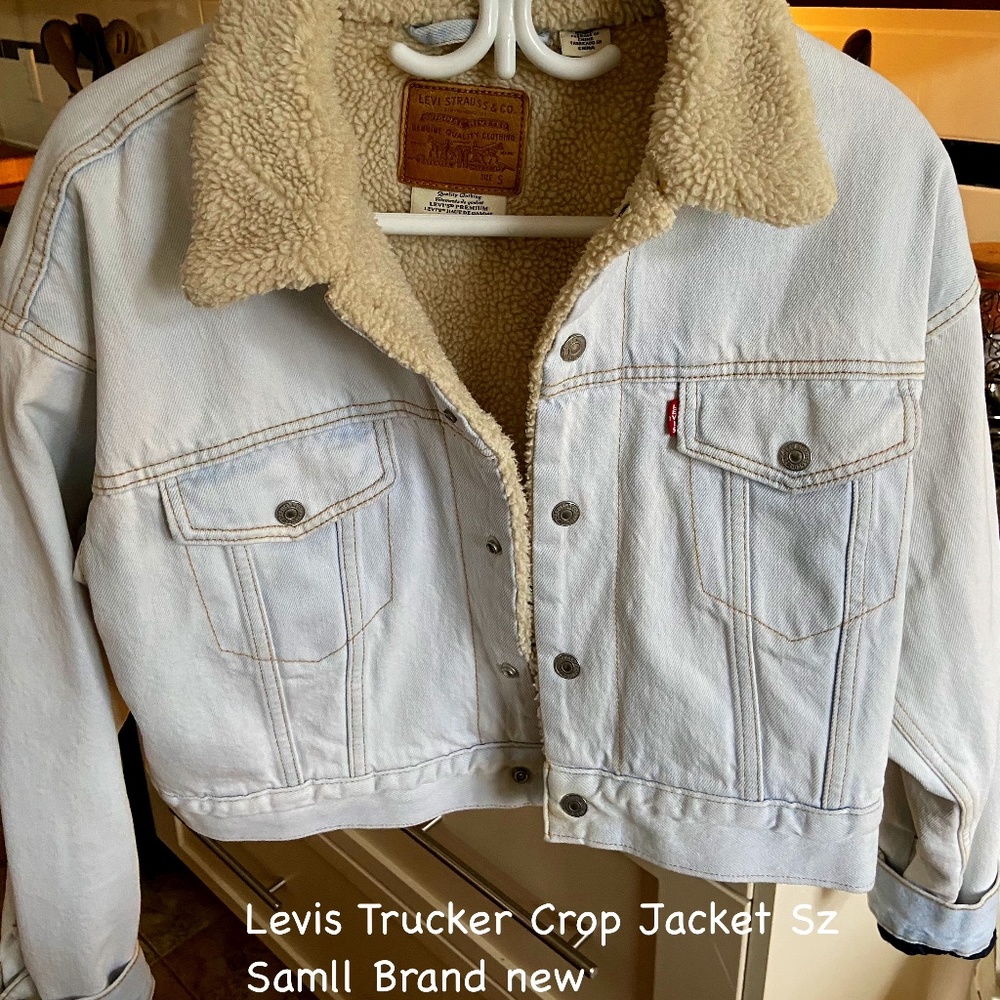 Lots of Levis women's clothes